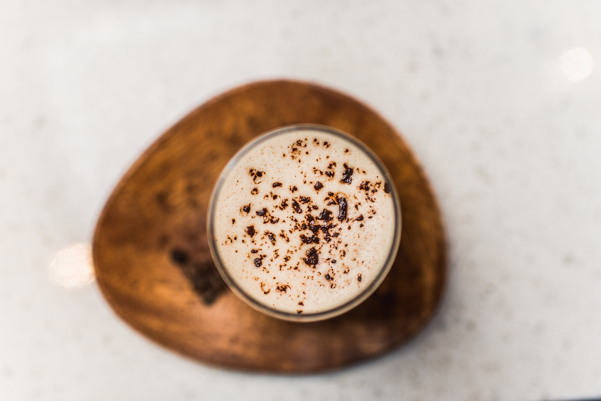 coffee foam in a mug on a wooden plate